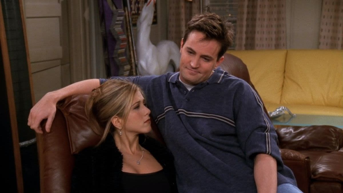 One Pantsless Chandler Moment Was Revealed To Be Unscripted And Jennifer Aniston's Friends Set Reaction Was Priceless