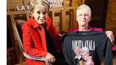 Jamie Lee Curtis se declara fan de Lolita Atala y presume camisa que le regaló