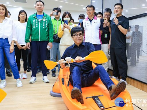 前金運動中心揭牌啟用 陳其邁體驗智慧健身器材 力邀長輩一起來運動