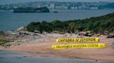 Cantabristas despliega una pancarta gigante en la isla de Santa Marina contra "la masificación turística"