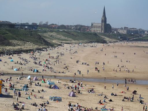 When mini-heatwave will return to UK as weather experts issue forecast for July