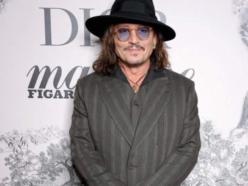 Video: Johnny Depp bebe con fanáticos y firma autógrafos en Bahamas