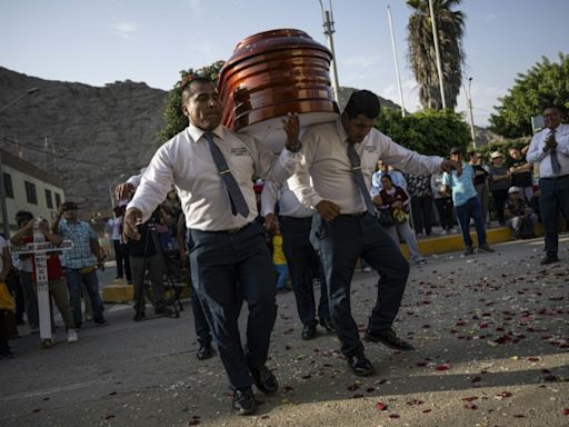 Peru's dancing undertakers take sting out of death