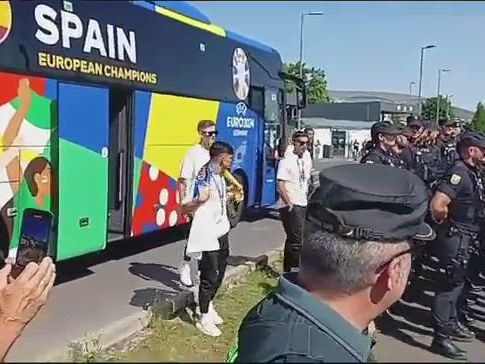 Los tres gritos virales de Morata posando con agentes de la Policía Nacional