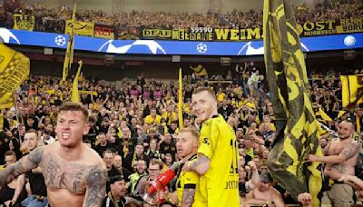 La impresionante celebración de Marco Reus con la hinchada del Dortmund: video