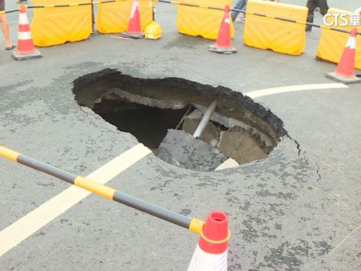 台南驚見2米坑洞 疑大雨.溪漲潮釀路坍塌