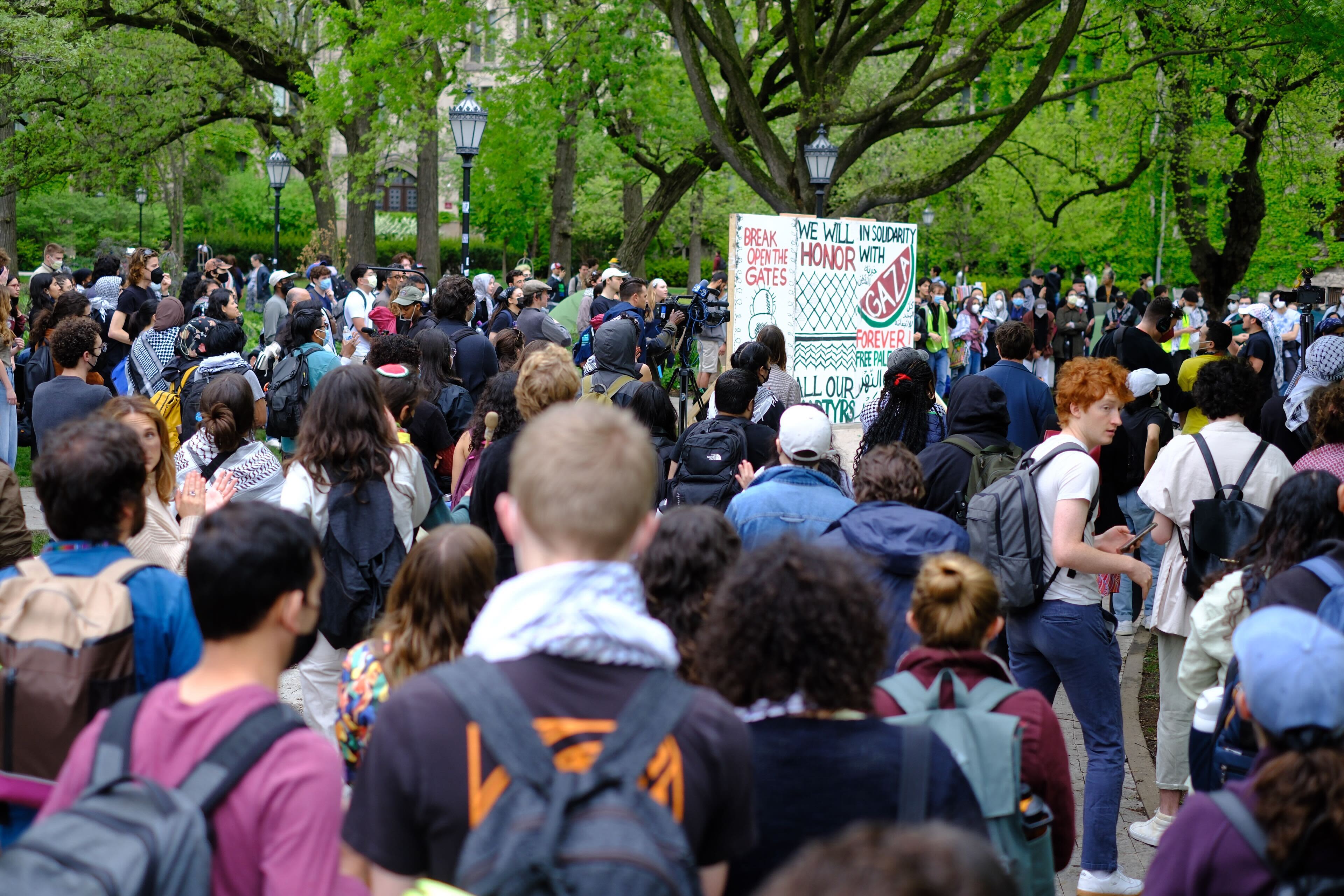 University of Chicago students set up pro-Palestine encampment on campus as protests spread