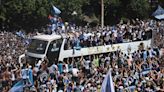 Evacúan a los jugadores de Argentina en helicóptero debido a la aglomeración de gente en la celebración del Mundial