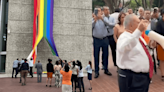 Infonavit: Rompen bandera LGBT+ en oficinas de la institución