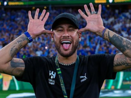 Neymar e influenciadora surgem coladinhos em foto