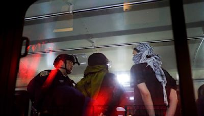 Policía de Nueva York despeja el Hamilton Hall de Columbia y decenas de manifestantes son detenidos
