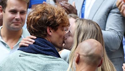 La historia de amor de Jannik Sinner y Anna Kalinskaya: de los rumores al apasionado beso en el US Open