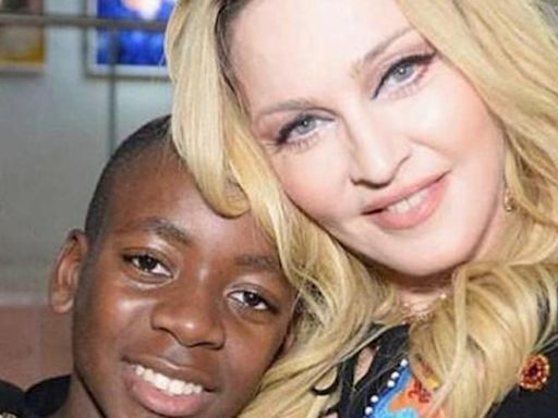Preocupación con David Banda, el hijo de Madonna: busca comida en la basura