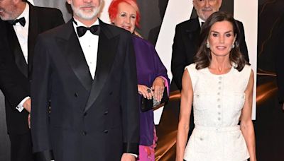 La reina Letizia, deslumbrante de blanco y con impresionantes joyas en los Premios de Periodismo ABC