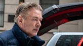 Alec Baldwin golpea el móvil de una activista que le acosó en una cafetería: “¿Por qué mataste a esa señora?”