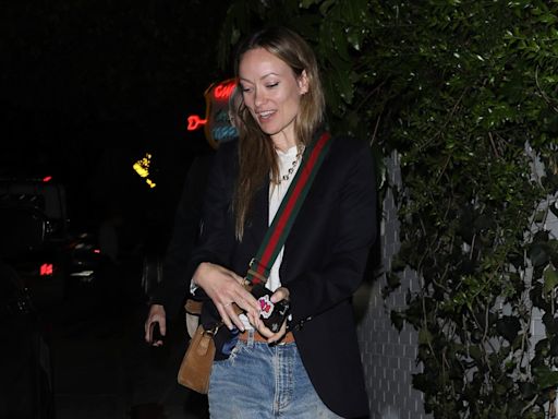 Las zapatillas amarillas que has de tener bajo tu radar (entre otras, las últimas que ha llevado Olivia Wilde)