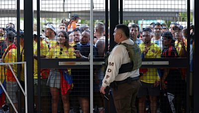 La final Argentina-Colombia se postergó media hora por incidentes afuera del estadio