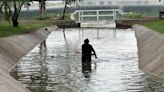 Se desbordan lagos del Tangamanga I; corriente se lleva basura y peces