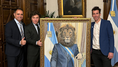 El imponente cuadro de Javier Milei con cabeza de león: el regalo de un intendente y un artista al presidente