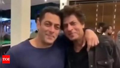 Shah Rukh Khan and Salman Khan watch 'Karan Arjun' together and indulge in bromance, VIDEO breaks the internet - WATCH | Hindi Movie News - Times of India