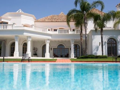 La lujosa vivienda en Marbella donde Paloma Cuevas y Luis Miguel se quedarán estos días: "Parcelas de 10.000 metros cuadrados"