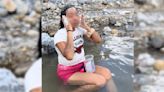 Mujer se baña en el río Santa Catarina, en Nuevo León, pues después del diluvio, aún falta el agua