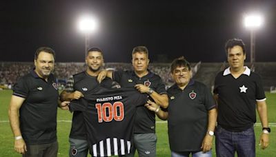 Série C: Evaristo Piza recebe homenagem após completar 100 jogos no Botafogo-PB