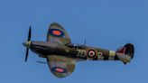 Muere un piloto de la Real Fuerza Aérea del Reino Unido al estrellarse un avión Spitfire de la Segunda Guerra Mundial