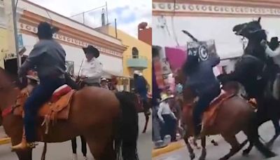 VIDEO: Hombre ataca a machetazos a jinete durante desfile en Tlaxcala; señalan que estaba ebrio