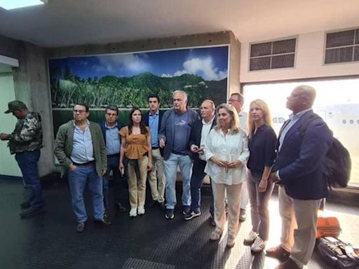 Los parlamentarios del PP expulsados de Venezuela llegan a Barajas: 'Se está preparando un gran pucherazo'