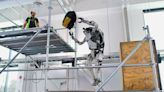 El robot Atlas de Boston Dynamics ya puede agarrar, lanzar, correr y balancearse
