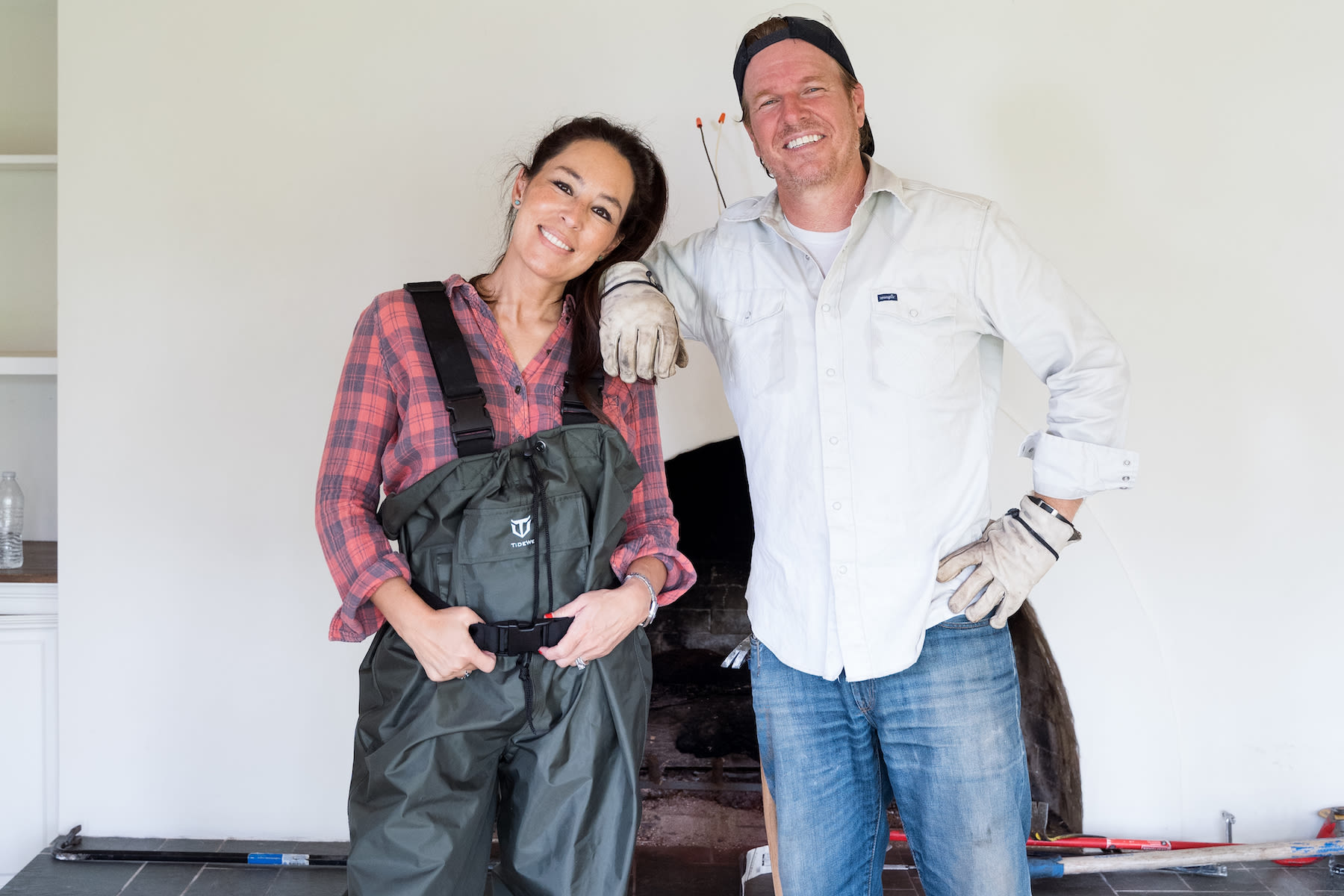 Chip and Joanna Gaines on ‘Fixer Upper’ 10-Year Anniversary Special ‘The Lakehouse’ and Weirdest Things They’ve Found ...