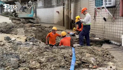 泥水噴泉！ 中和「瓦斯外洩」 建案施工挖破管線