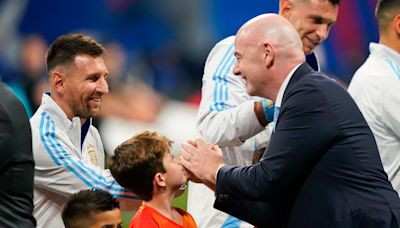 La reacción de los nenes que acompañaron a la selección al ver la llegada de Lionel Messi al campo de juego