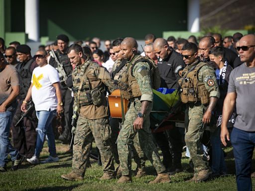 Sob aplausos, familiares e amigos se despedem de PM do Bope baleado em operação na Maré