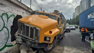 Camión se queda sin frenos y se impacta contra casa en Santa Fe