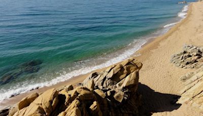 La playa a media hora de Barcelona que enamora a los expertos en viajes: entre las mejores de Catalunya