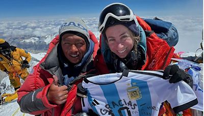 Una argentina hizo cumbre en el Everest y rompió un récord mundial