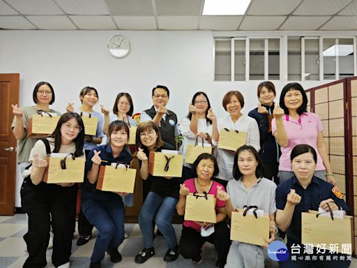 張善政贈警手工餅乾禮盒 祝福各位偉大的媽媽母親節快樂 | 蕃新聞