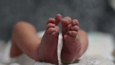 Unos padres adolescentes matan a su bebé recién nacido tirándolo por la ventana de un segundo piso