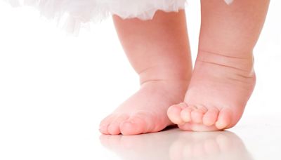 Las ventajas y desventajas de ponerle zapatos o no a tu bebé, según la etapa de crecimiento