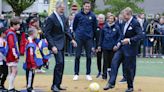 El rey Felipe y Guillermo de Países Bajos saltan al terreno de juego y dan unos toques al balón en la Fundación Cruyff