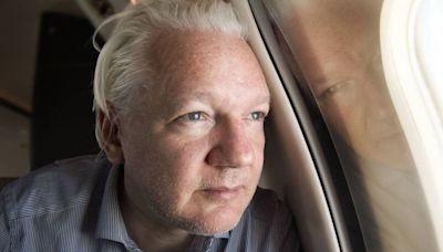 Assange será libre cuando Justicia de EU acepte acuerdo; activista sale de Bangkok