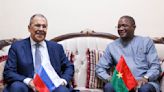 El jefe de la diplomacia rusa promete más apoyo militar a Burkina Faso en gira por África Occidental