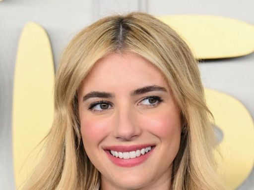 Emma Roberts impone tendencia con traje de baño verde esmeralda