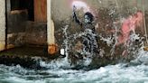 La restauración obligada de una obra de Banksy en Venecia crea polémica