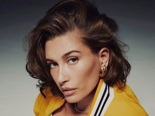 Hailey Bieber modela y presume su baby bump en portada de revista