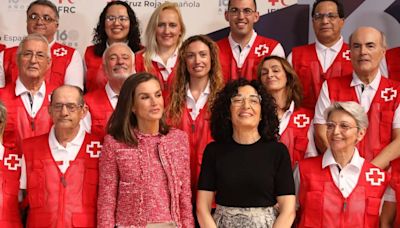 El cómodo (pero elegante y asequible) look con el que la Reina Letizia soportó con una sonrisa en Oviedo su lesión en un pie