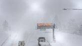 Potente tormenta en California y Nevada corta carreteras y deja nieve en las montañas