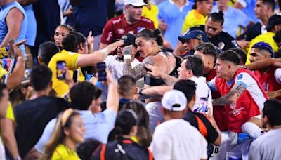Protagonizan fuerte pelea jugadores uruguayos y fans colombianos